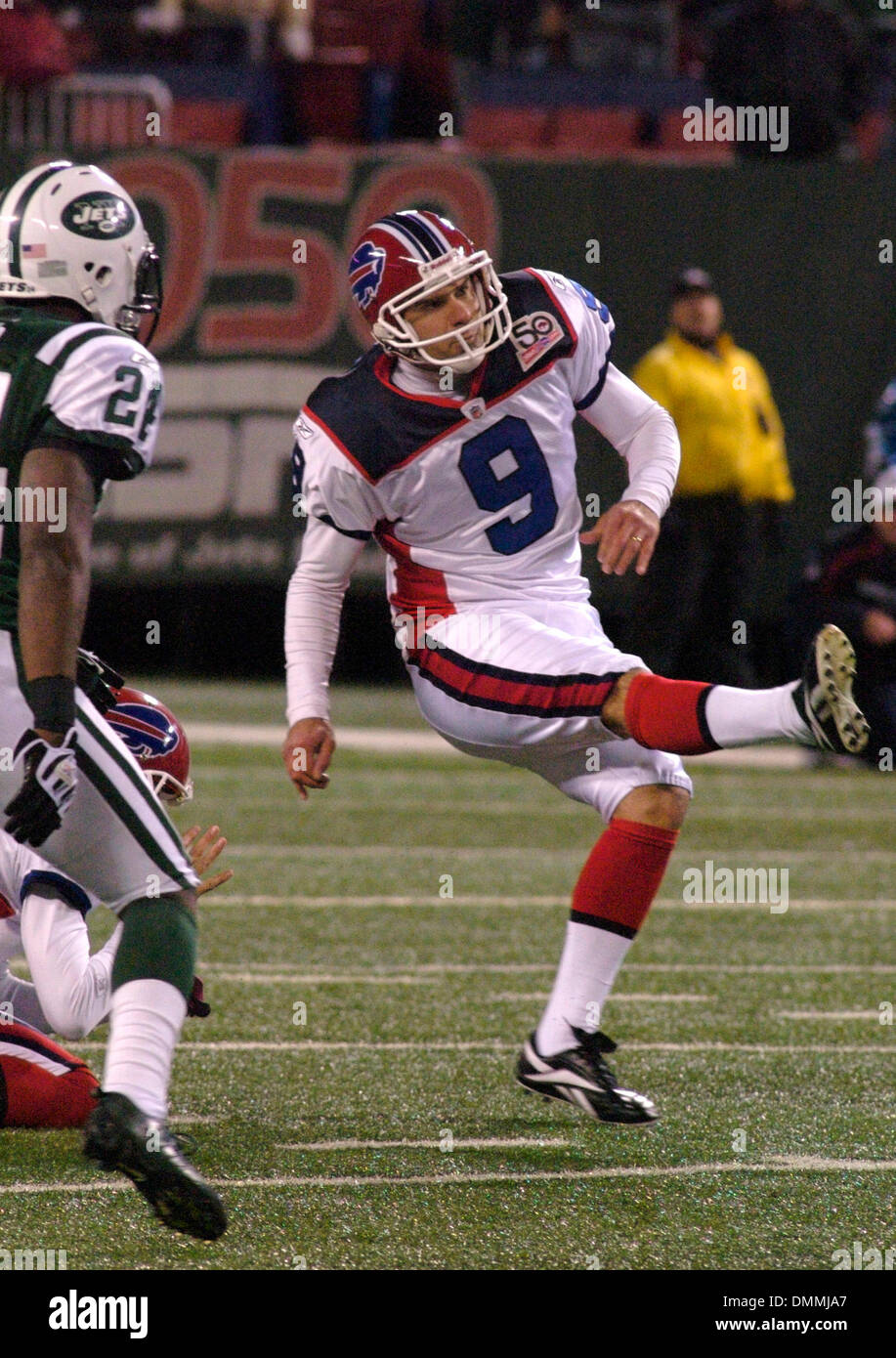 18 October 2009: Buffalo Bills Buffalo Bills PK Rian Lindell (9) kicks ...