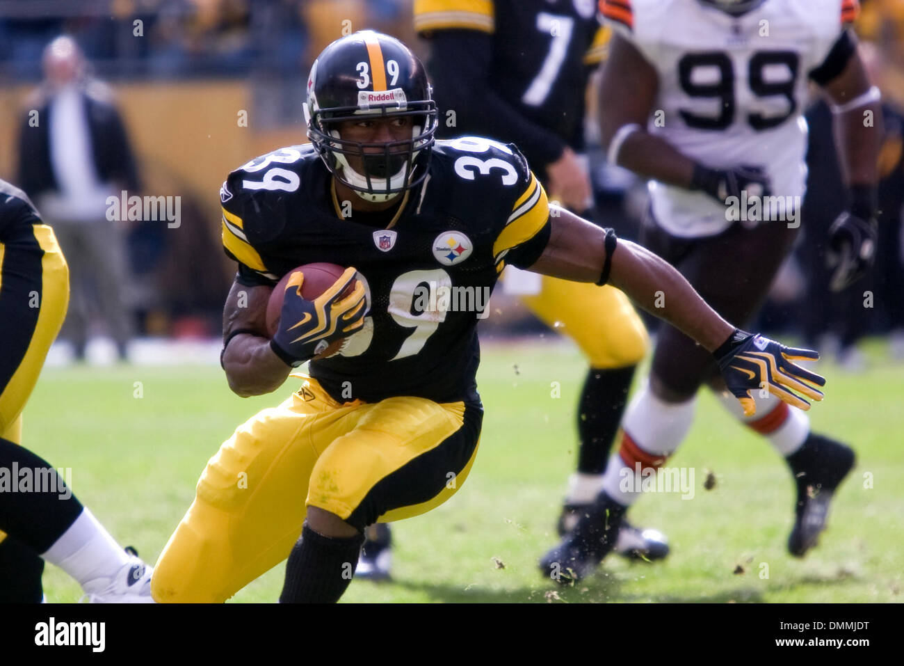 Pittsburgh Steelers running back Willie Parker (39) breaks a 32