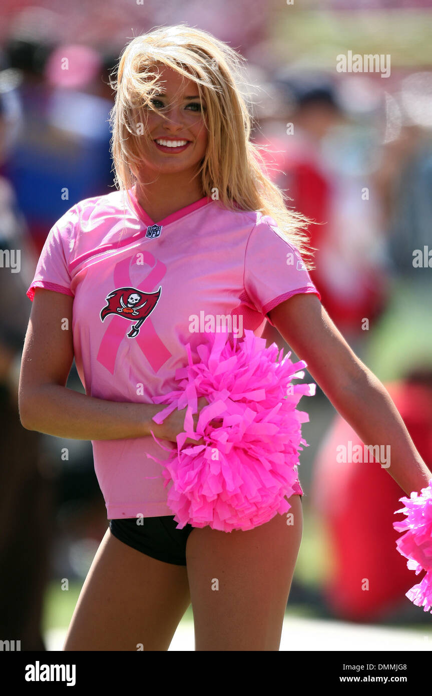 Tampa Bay Buccaneers' cheerleaders entertain the crowd Stock Photo - Alamy