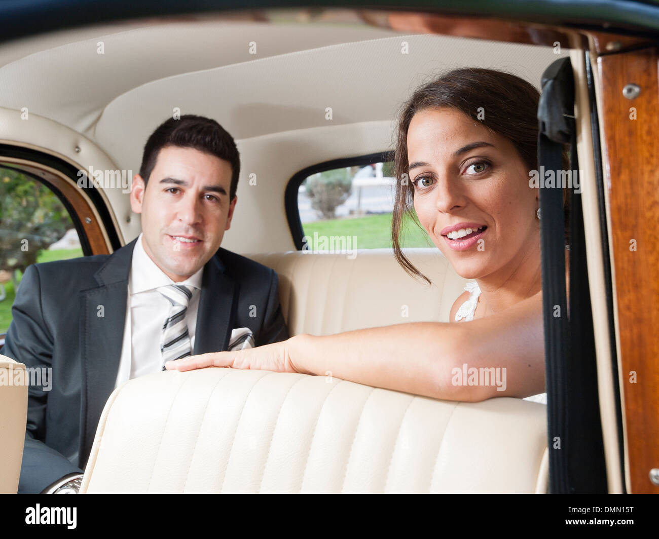 мойка автомобиля. автомобиль семьям с детьми. моет машину.