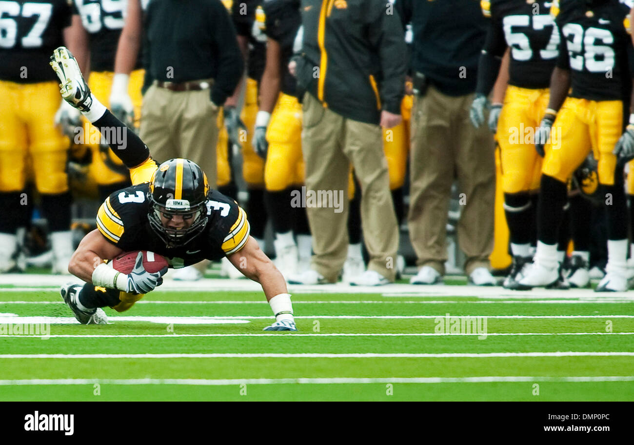 Action wolves football hi-res stock photography and images - Alamy