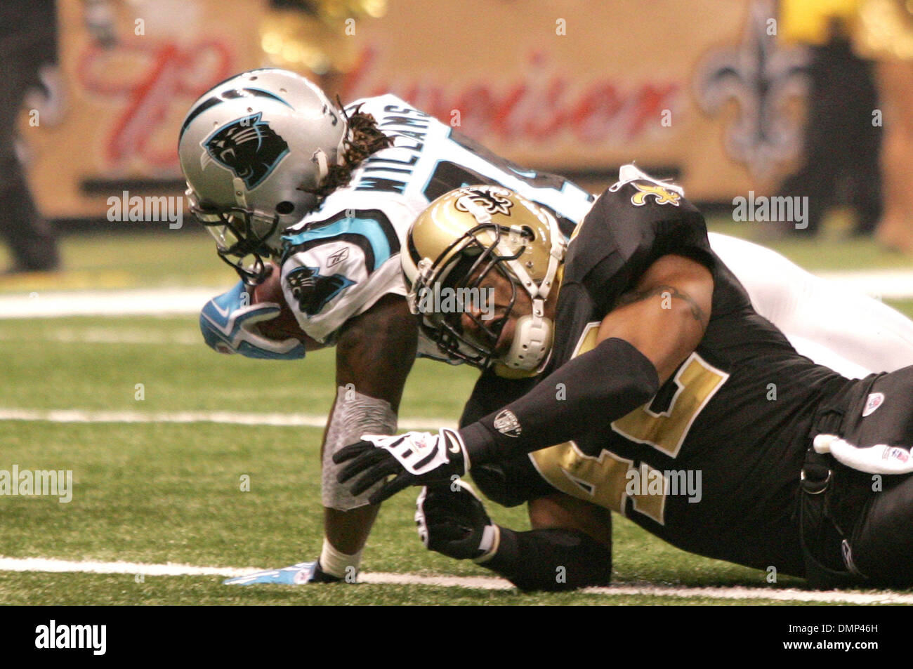 Dallas Cowboys quarterback Drew Bledsoe throws the game-winning touchdown  against Carolina Panthers at the Bank of America Stadium in Charlotte, N.C.  on December 24, 2005. Dallas won 24-20. (UPI Photo/Nell Redmond Stock