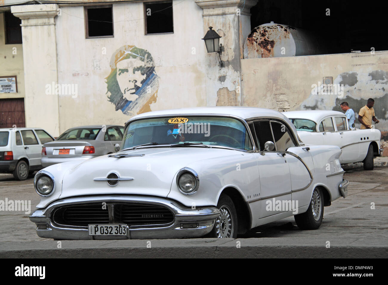 1956 Oldsmobile Holiday 98, Avenida del Peurto, Old Havana (La Habana Vieja), Cuba, Caribbean Sea, Central America Stock Photo