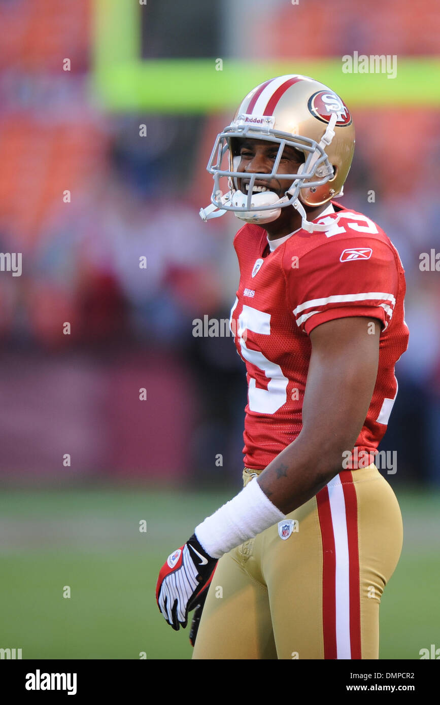 San Francisco 49ers WR Michael Crabtree (15) gains 19 yards on an Alex  Smith pass in the second quarter against the St. Louis Rams at Candlestick  Park in San Francisco on November