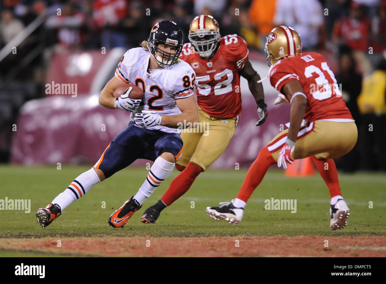 Nov. 12, 2009 - San Francisco, California, U.S - 12 Novemberber 2009: Chicago Bears tight end Greg Olsen (82) braces for a collission with San Francisco 49ers defensive back Dre' Bly (31) during the NFL football game between the Chicago Bears and San Francisco 49ers at Candlestick Park in San Francisco, California. (Credit Image: © Matt Cohen/Southcreek Global/ZUMApress.com) Stock Photo