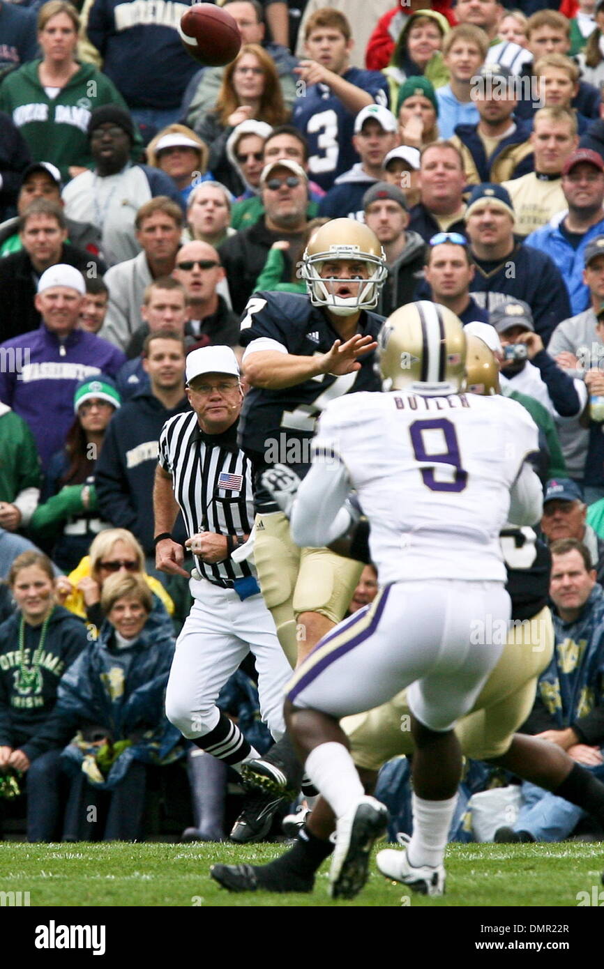 Notre Dame quarterback Jimmy Clausen (7) during game action. Washington