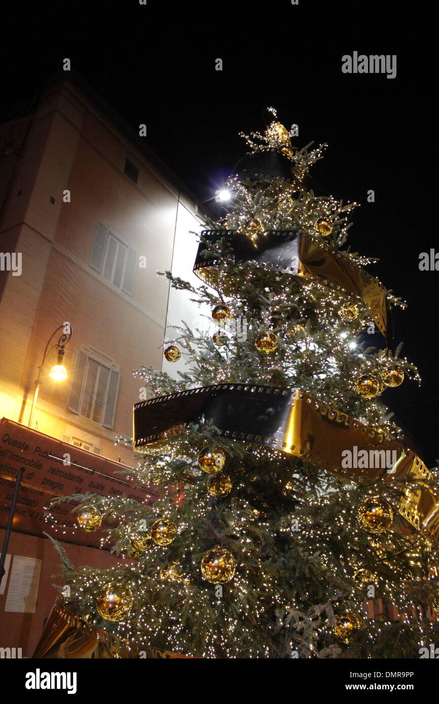 Rome, Italy 16 December 2013 Louis Vuitton shop and sponsored Christmas  tree in piazza San Lorenzo in Lucina, Rome, Italy - SuperStock