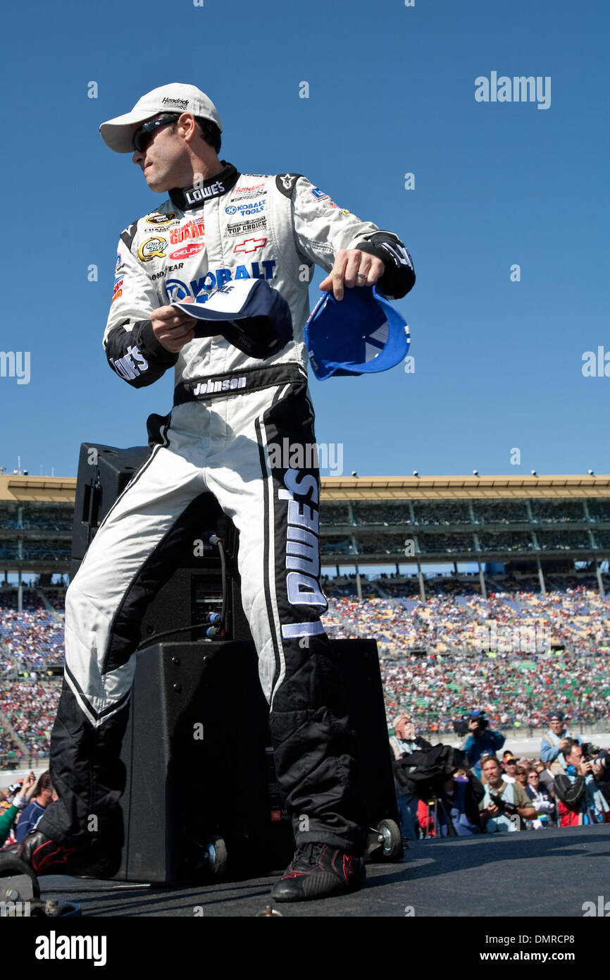 04 October 2009: Jimmy Johnson throws out hats during driver introductions for the NASCAR Sprint Cup Series Price Chopper 400 from Kansas Speedway, Kansas City, KS. (Credit Image: © Tyson Hofsommer/Southcreek Global/ZUMApress.com) Stock Photo