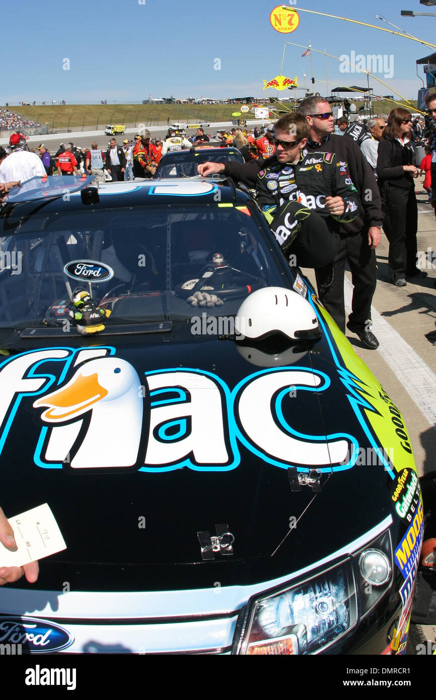 04 October 2009 Carl Edwards gets in his 99 Aflac Ford prior to the