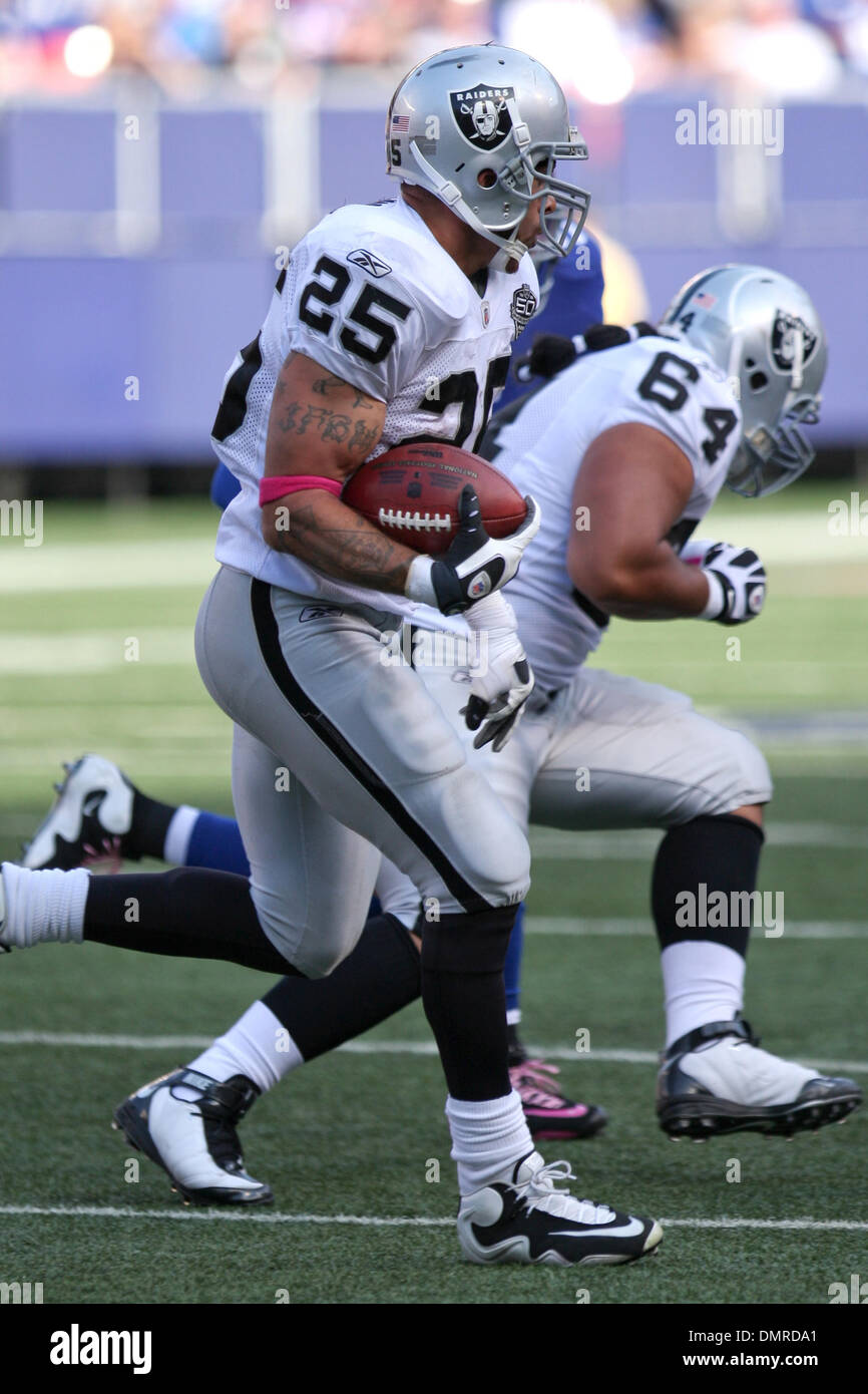 Oakland Raiders #25 Running Back Justin Fargas. The New York Giants  defeated the Oakland Raiders 44-7 at Giants Stadium in Rutherford, New  Jersey. (Credit Image: © Anthony Gruppuso/Southcreek Global/ZUMApress.com  Stock Photo 