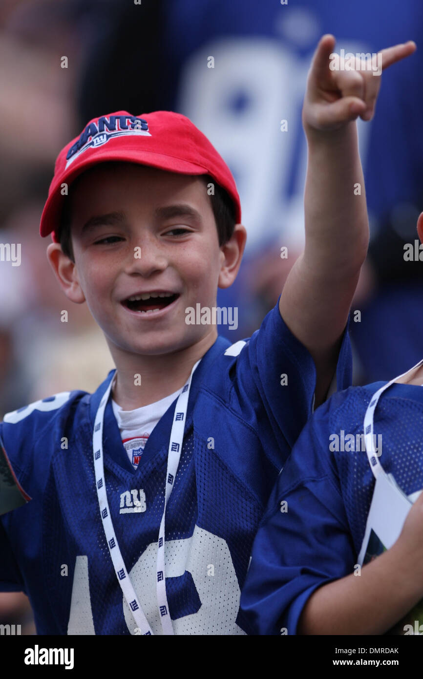 Philadelphia Eagles vs. New York Giants. Fans support on NFL Game.  Silhouette of supporters, big screen with two rivals in background Stock  Photo - Alamy