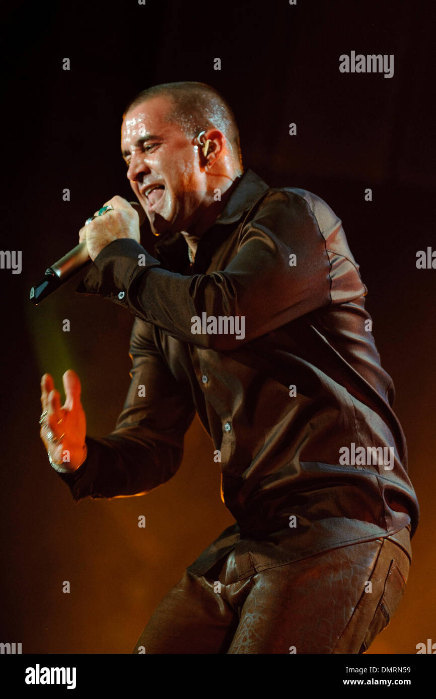 Creed frontman and lead vocalist Scott Stapp during the bands show in(01)