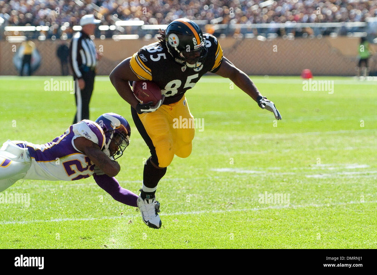 Pittsburgh Steelers tight end David Johnson (85) is tackled by Minnesota  Vikings defensive back Benny Sapp (22) during a game at Heinz field in  Pittsburgh PA. Pittsburgh won the game 27-17. (Credit, image size:1300x951