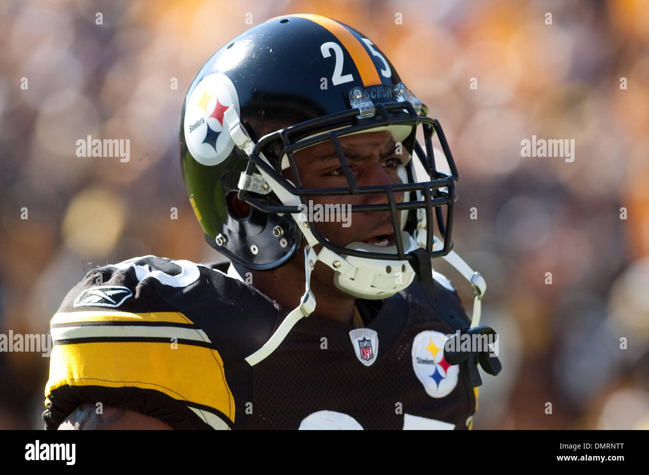 Pittsburgh Steelers defensive back Ryan Clark (25) warms up prior to a game  against the Minnesota Vikings at Heinz field in Pittsburgh PA. Pittsburgh  won the game 27-17. (Credit Image: © Mark