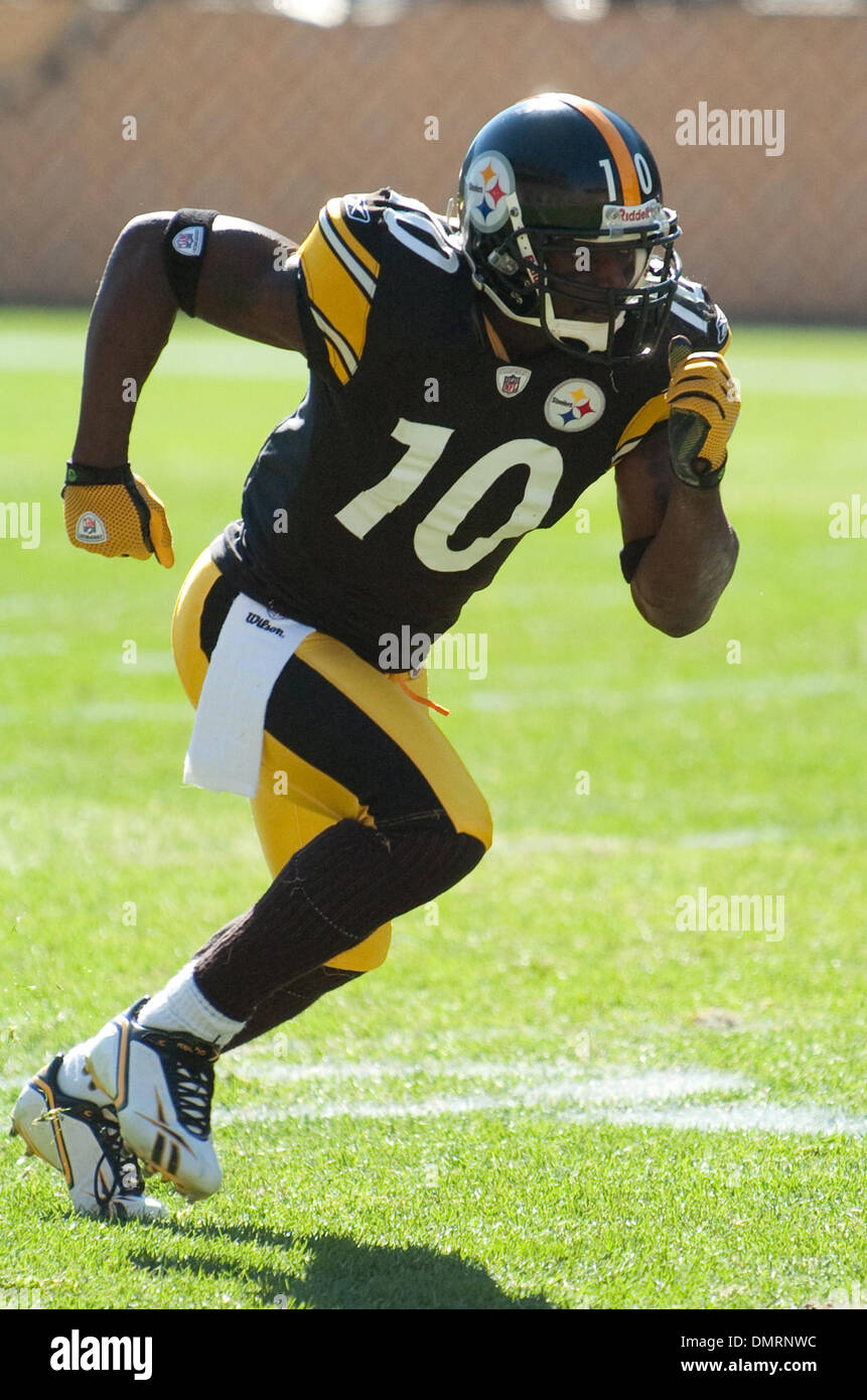 Pittsburgh Steelers wide receiver Santonio Holmes (10) runs a pass route in  a game against the Minnesota Vikings at Heinz field in Pittsburgh PA.  Pittsburgh won the game 27-17. (Credit Image: ©