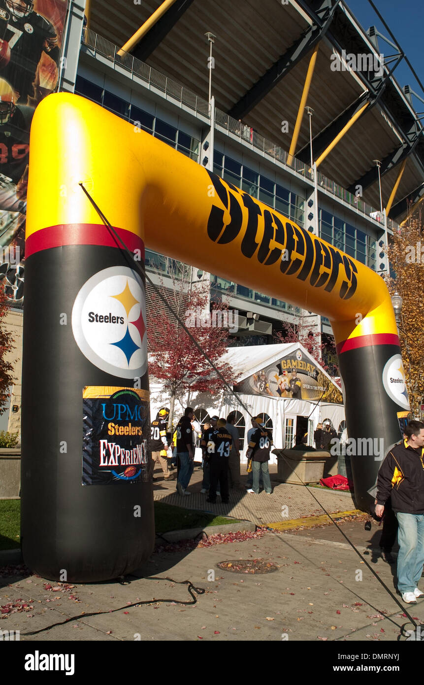 Two fans of the Pittsburgh Steelers and Minnesota Vikings tailgate outside  of Heinz field in Pittsburgh PA. Later in the day Pittsburgh won the game  27-17. (Credit Image: © Mark Konezny/Southcreek Global/ZUMApress.com