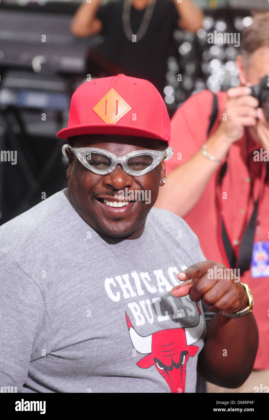 Cedric Entertainer aka Cedric Kyles Nicki Minaj performs live at