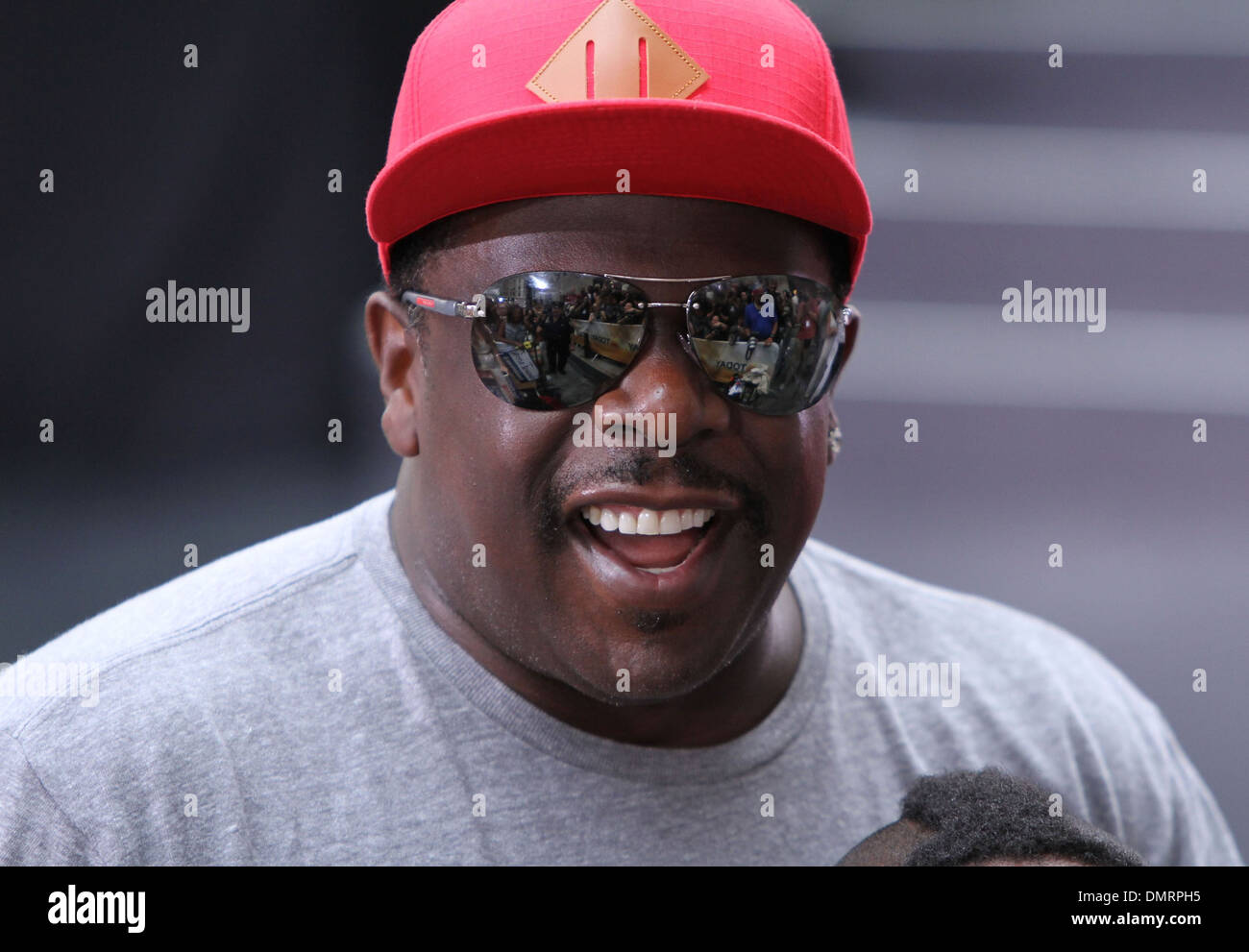 Cedric Entertainer aka Cedric Kyles Nicki Minaj performs live at