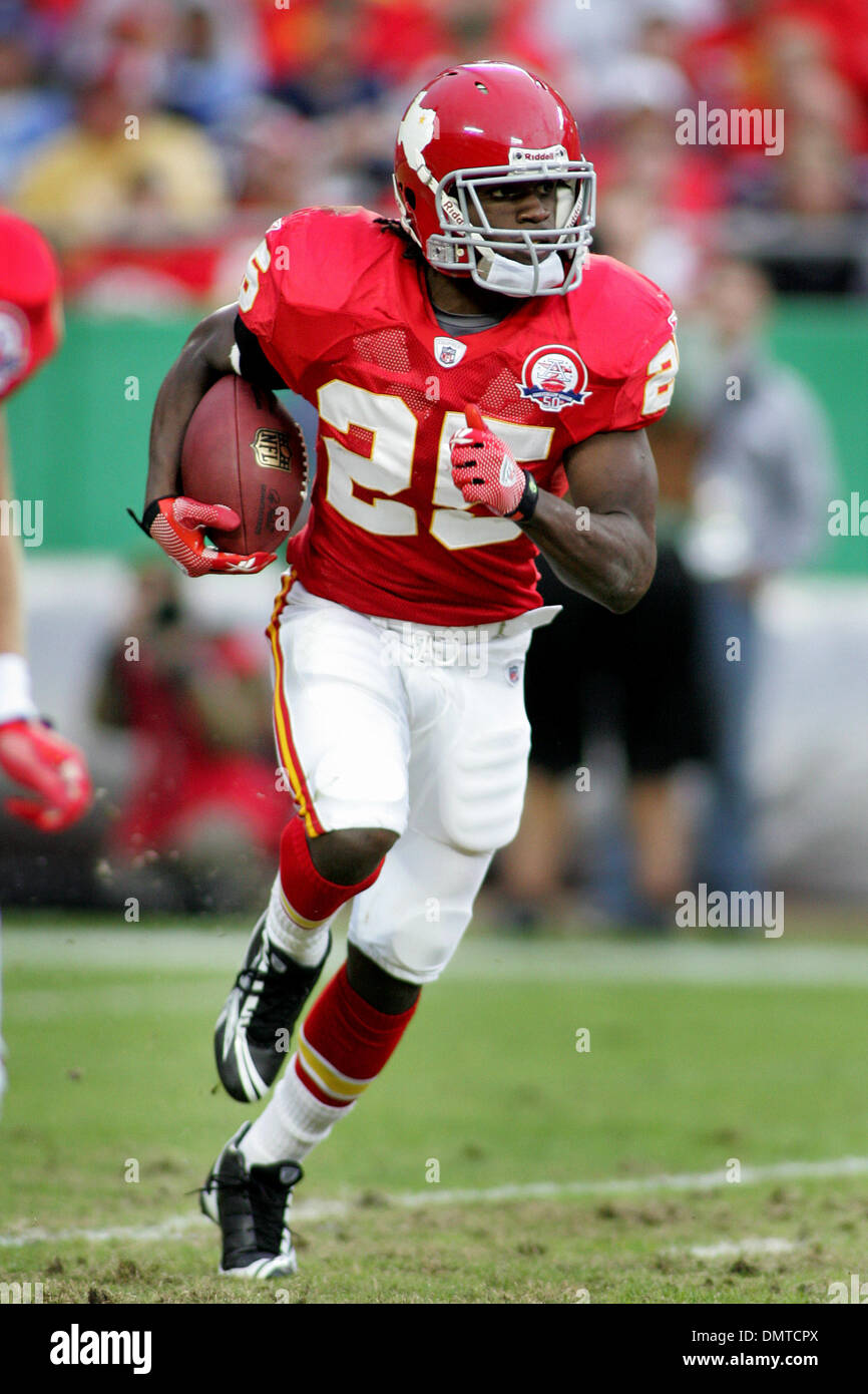 Kansas City Chiefs running back Jamaal Charles (25) scrambles for