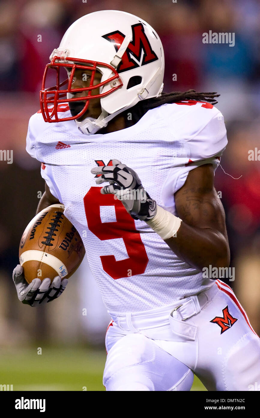 Miami RedHawks wide receiver Jamal Rogers (9) running the opening kick ...