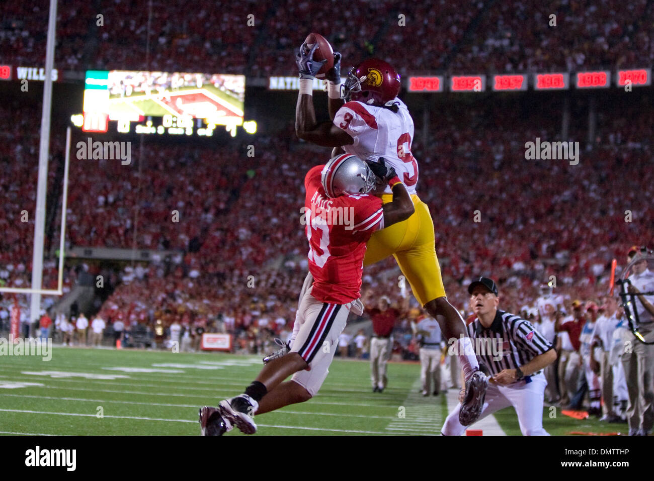 12-september-2009-usc-trojans-david-ausberry-9-leaps-high-to-catch-DMTTHP.jpg