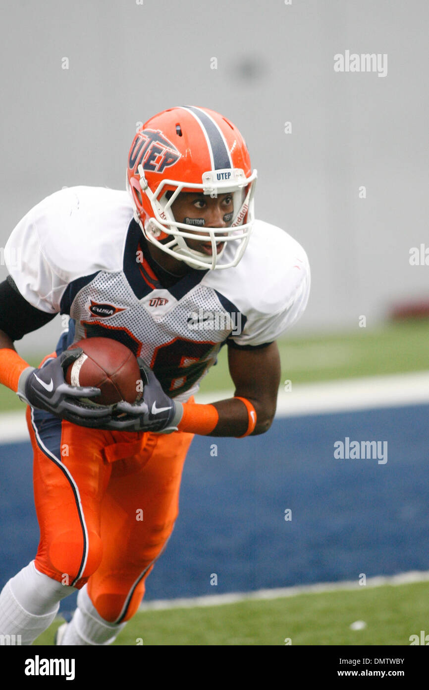 Marlon McClure (#86) of the University of Texas - El Paso Miners returns a punt.  The Rice Owls defeated the University of Texas   El Paso Miners 30-29 at Rice Stadium in Houston TX. (Credit Image: © Anthony Vasser/Southcreek Global/ZUMApress.com) Stock Photo