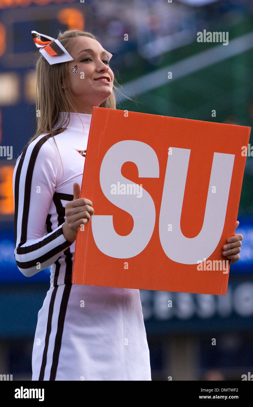 Bowling green cheerleader during game hires stock photography and