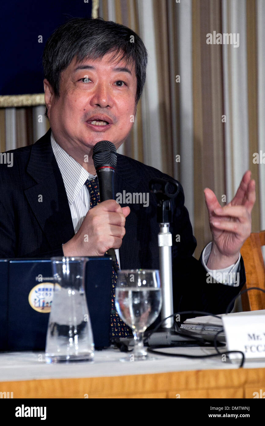 Tokyo, Japan. 17th December 2013. - The Attorney of the Representative of Fukushima Disaster Plaintiffs, Yuichi Kaido speaks about the legal process of the suit against 32 former, current executives of TEPCO and the corporation at the Foreign Correspondents' Club of Japan (FCCJ). According to the representatives of Fukushima Disaster Plaintiffs Tokyo Electric Power Company (TEPCO) has failed to respond properly to the nuclear accident and committed a crime to led release a huge amount of water contaminated with radioactive substances into the ocean since the 3. Credit:  Aflo Co. Ltd./Alamy Liv Stock Photo