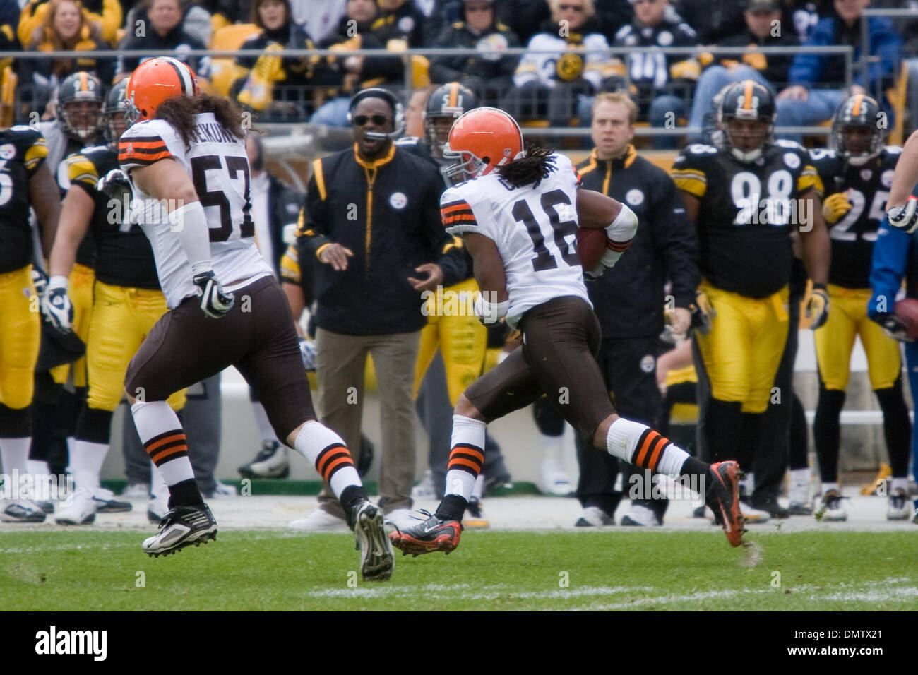 18 October 2009 Cleveland Browns Josh Cribbs (16) returns a kickoff for a touchdown during the