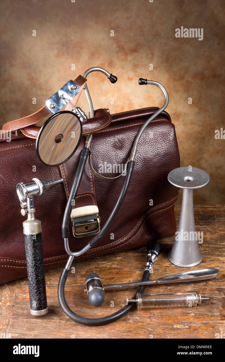 Retro doctor bag hi-res stock photography and images - Alamy