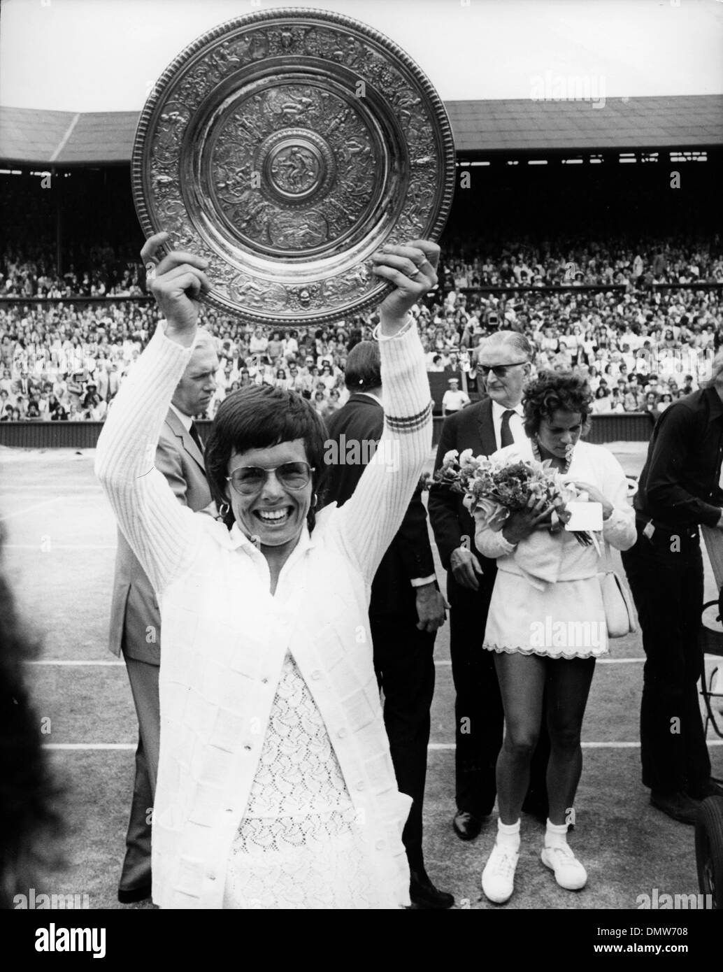 July 7, 1972 - London, England, U.K. - Tennis player BILLIE JEAN KING (USA) beats EVONNE GOOLAGONG (Australia) in the Final of The Women's Singles at Wimbledon. PICTURED: Billie Jean King holds up her trophy. (Credit Image: © KEYSTONE Pictures USA/ZUMAPRESS.com) Stock Photo