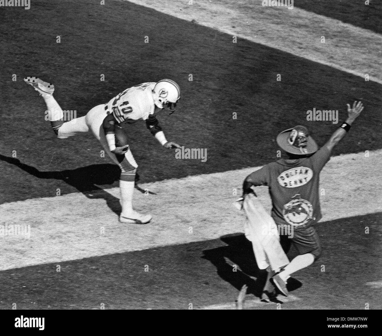 Dec 06, 1981 - Miami, FL, USA - KOZOLOWSKI picks up fumble and runs for a touch down. DENNIS (DENNY) SYM aka 'Dolfan Denny' cheers him on. For 34 years Denny Sym cheered the Miami Dolphins. (Credit Image: © Joe Rimkus/Miami News/Palm Beach Post/ZUMA Press) RESTRICTIONS: USA Tabloid RIGHTS OUT! Stock Photo