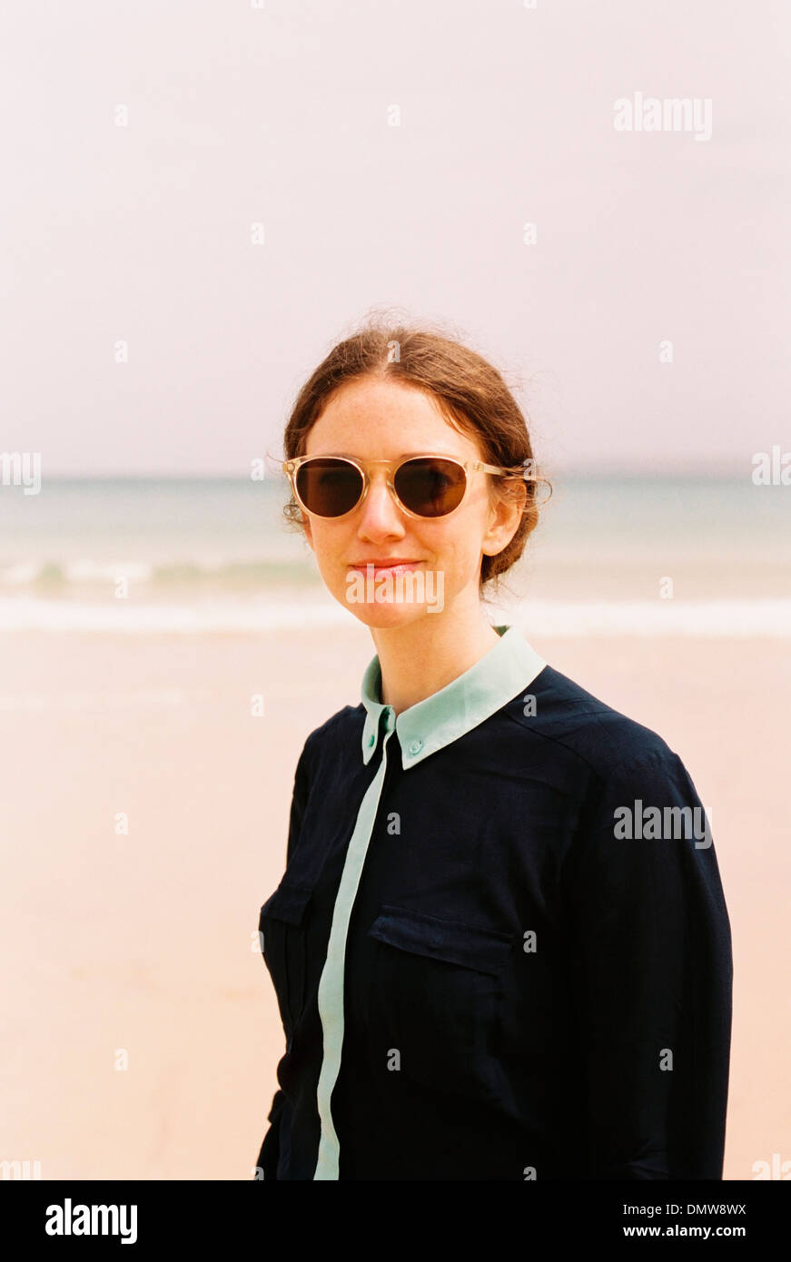 Woman wearing sunglasses hi-res stock photography and images - Alamy