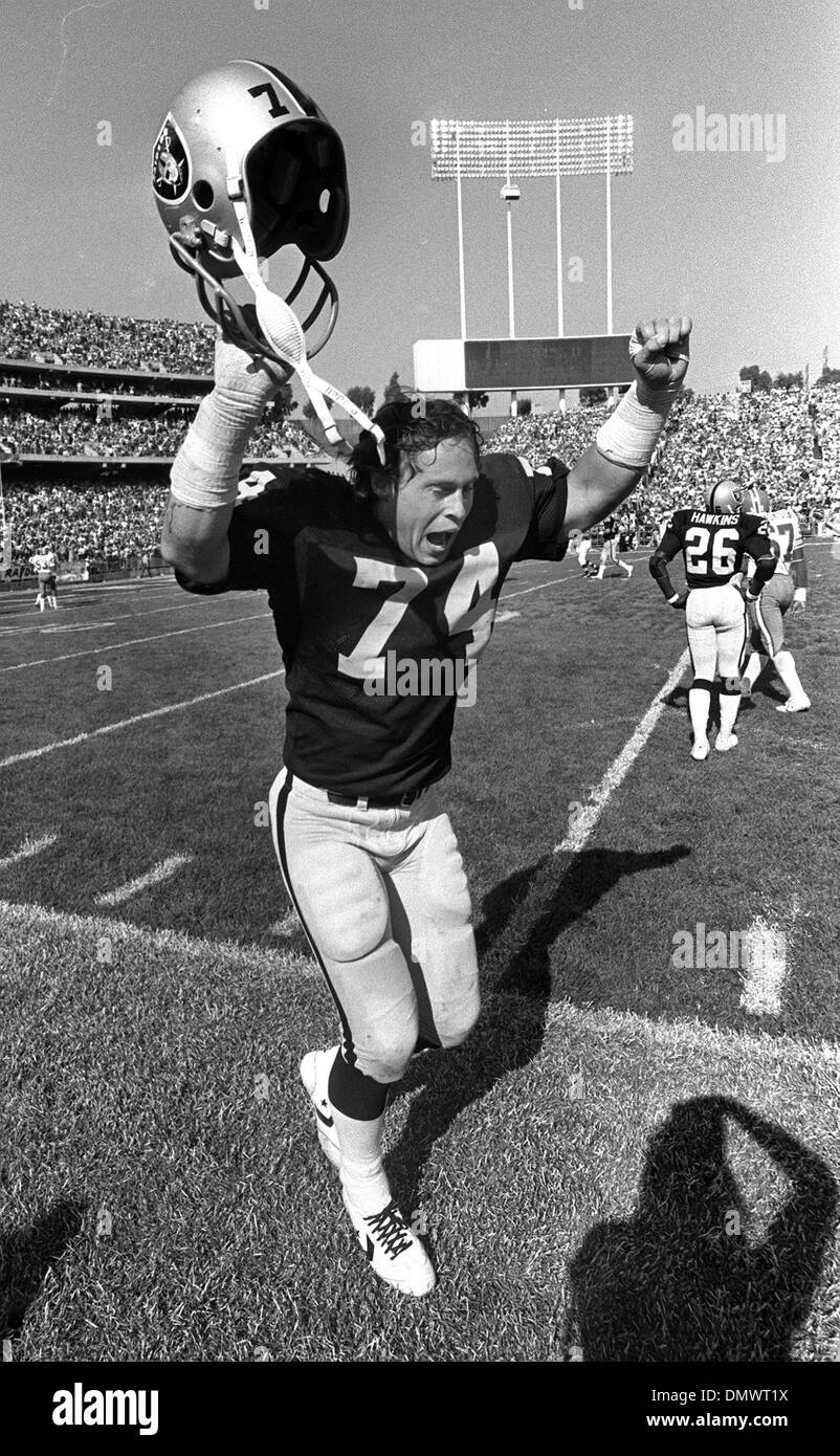 Aug 05, 1976; Oakland, CA, USA; !976 Oakland Raiders after game with the  Dever Broncos Stock Photo - Alamy