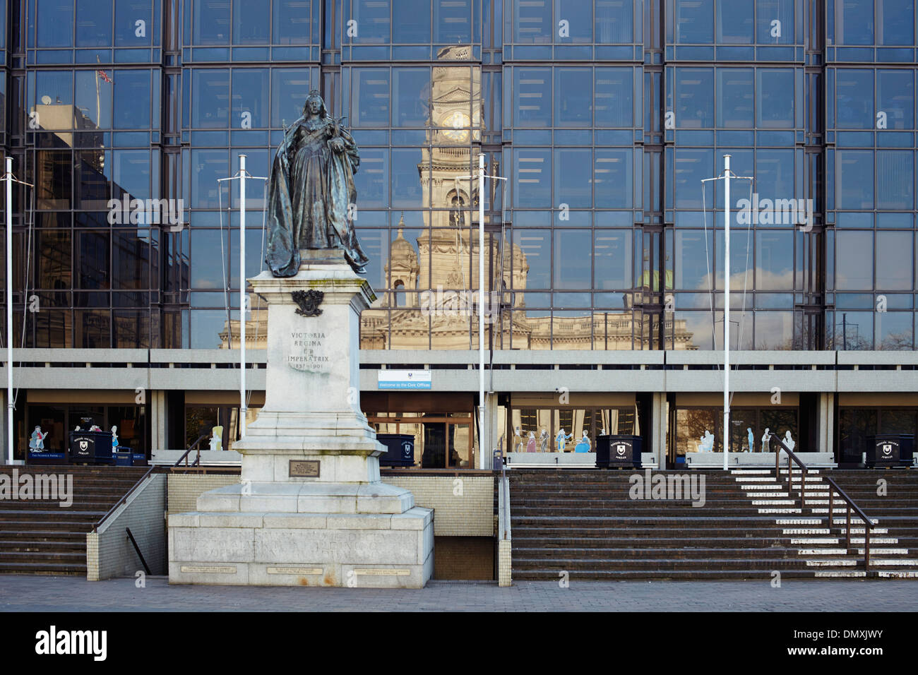 Queen Victoria statue and council offices Portsmouth Stock Photo Alamy