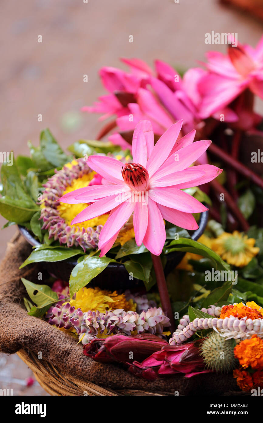 flowers-for-offerings-at-the-omkareshwar-temple-madhya-pradesh-india