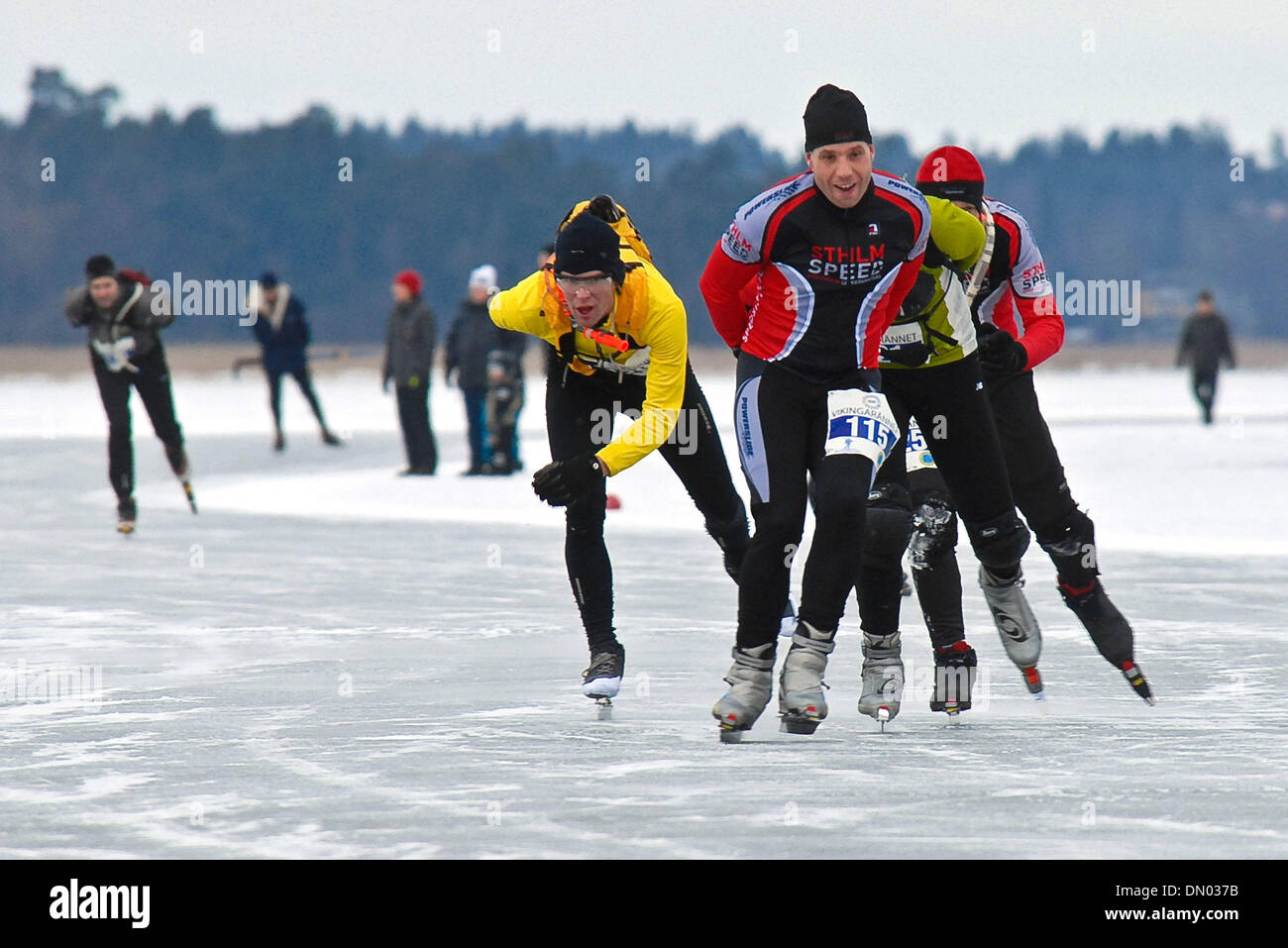 Feb 15, 2009 - Stockholm, Sweden - Vikingarannet 2009 is an ice skating 'marathon' 80 km long and is both a competitive and non-competitive race. Time keeping is individual. The course is planned according to the weather forecast. Normally the start is in Skarholmen, Uppsala, to Sigtuna, Kungsangen and finish in Hasselby. Vkingaturen is a shorter race, 50 km long, Vikingarannet kor Stock Photo