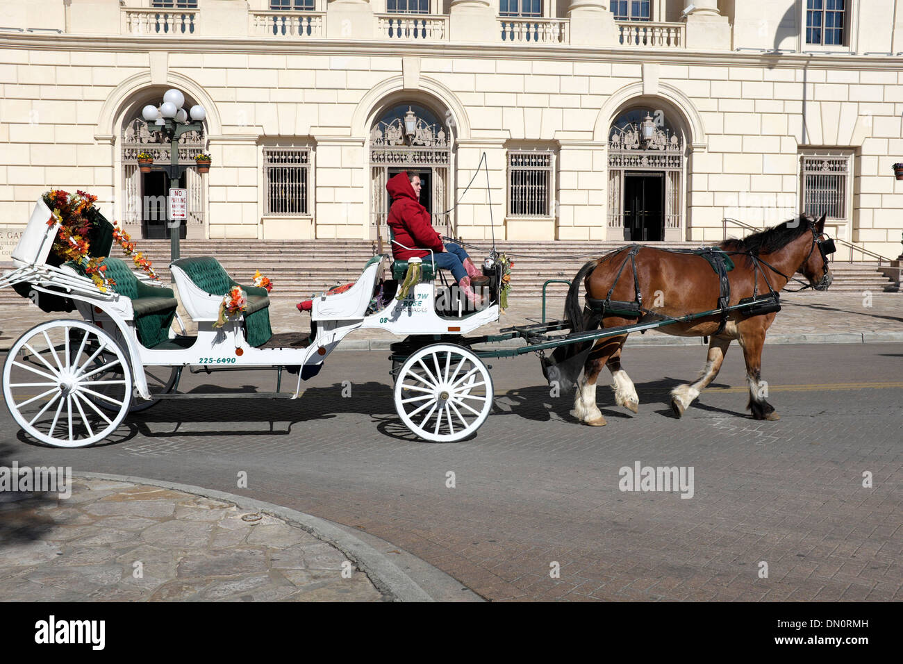 Horse drawn carriage in streets hi-res stock photography and images - Alamy