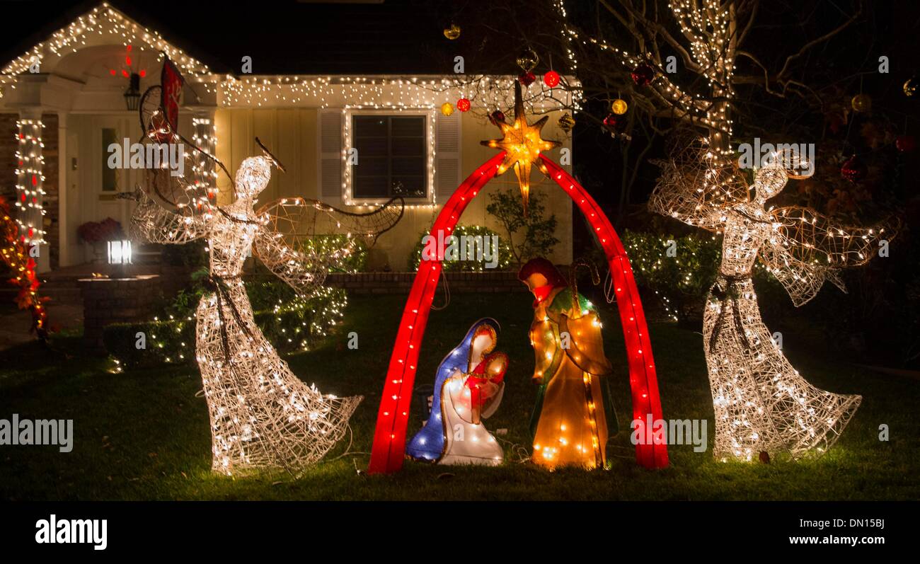 Los Angeles. 18th Dec, 2013. Photo taken on Dec. 16, 2013 shows Christmas decorations in Los Angeles, the United States. © Yang Lei/Xinhua/Alamy Live News Stock Photo