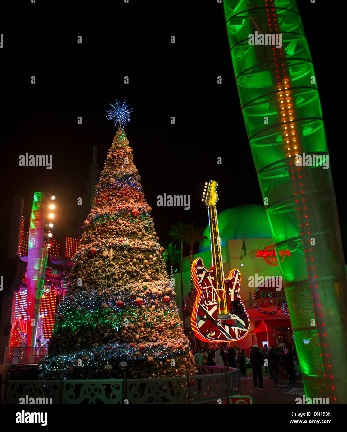 Los Angeles. 18th Dec, 2013. Photo taken on Dec. 6, 2013 shows a Christmas tree in Hollywood, Los Angeles, the United States. © Yang Lei/Xinhua/Alamy Live News Stock Photo
