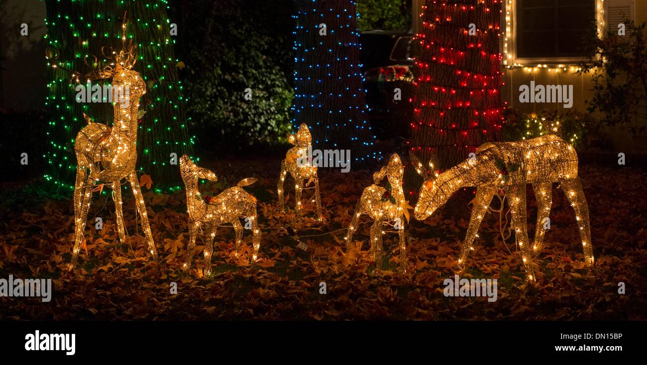 Los Angeles. 18th Dec, 2013. Photo taken on Dec. 16, 2013 shows Christmas decorations in Los Angeles, the United States. © Yang Lei/Xinhua/Alamy Live News Stock Photo