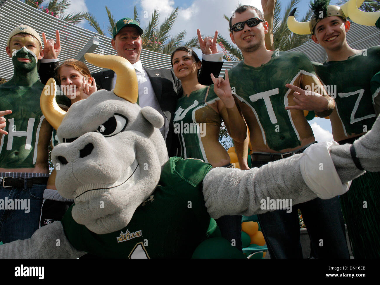Jan. 15, 2010 - Tampa, FL, USA - EDMUND D. FOUNTAIN   |   Times .TP 317359 FOUN USF 8.(01/15/2010 Tampa) Newly hired USF football coach Skip Holtz poses for pictures with USF football fans and Rocky, the school's mascot, on January 15, 2009 in Tampa. Holtz was publicly named the new football coach at the university of South Florida during a press conference on January 15, 2009 in T Stock Photo