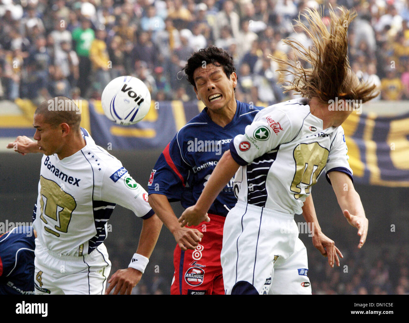 Feb 01, 2006; Mexico City, MEXICO; UNAM Pumas defenders DARIO VERON (L) and  LEANDRO AUGUSTO (R) battles for the ball against Veracruz Tiburones Rojos  forward JOEL SANCHEZ during their soccer match at