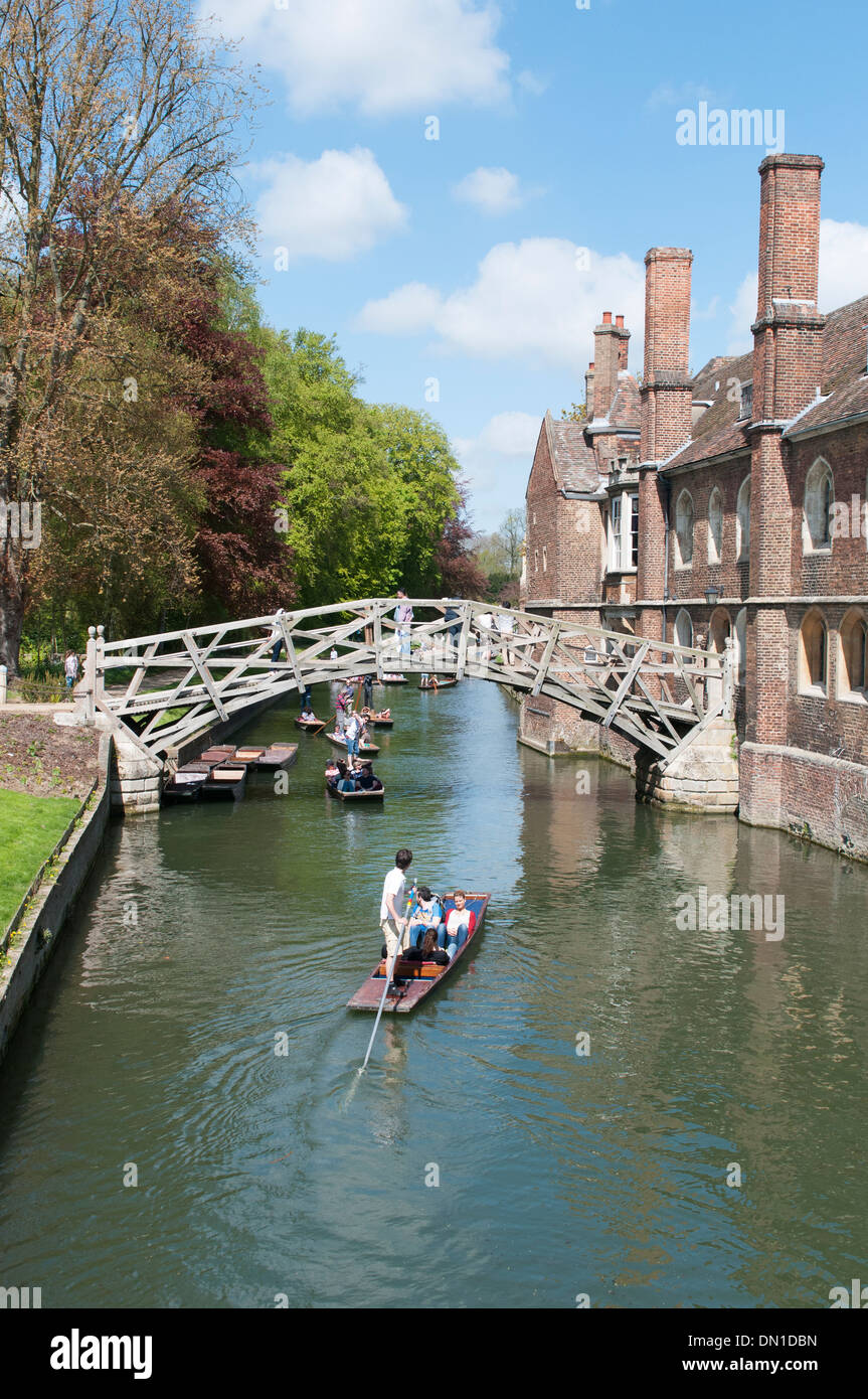 Punting under the Mathematical bridge, built in 1749 by James Essex that spans the river Cam in Cambridge, England, UK Stock Photo