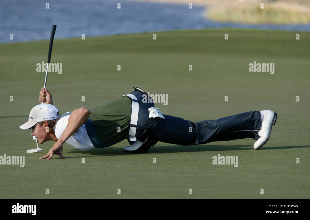 Mar 09, 2006; Palm Beach Gardens, FL, USA; Camilo Villegas crouches down on the 3rd green to get a better look duringm the first round of the Honda Classic on March 9, 2006.  Mandatory Credit: Photo by J. Gwendolynne Berry/Palm Beach Post/ZUMA Press. (©) Copyright 2006 by Palm Beach Post Stock Photo