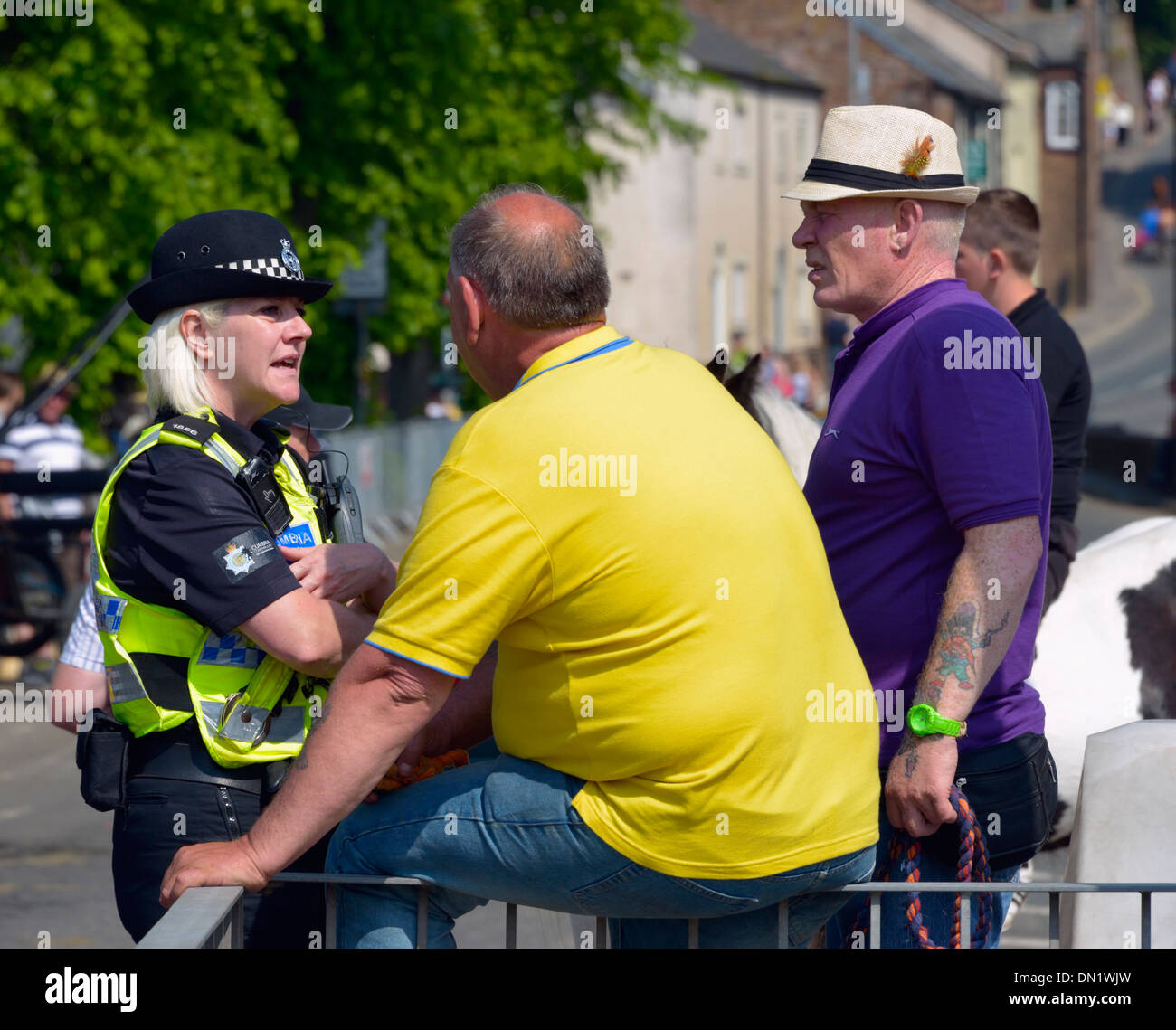Policewomen talking to gypsy travellers. Appleby Horse Fair, Appleby-in-Westmorland, Cumbria, England, United Kingdom, Europe. Stock Photo