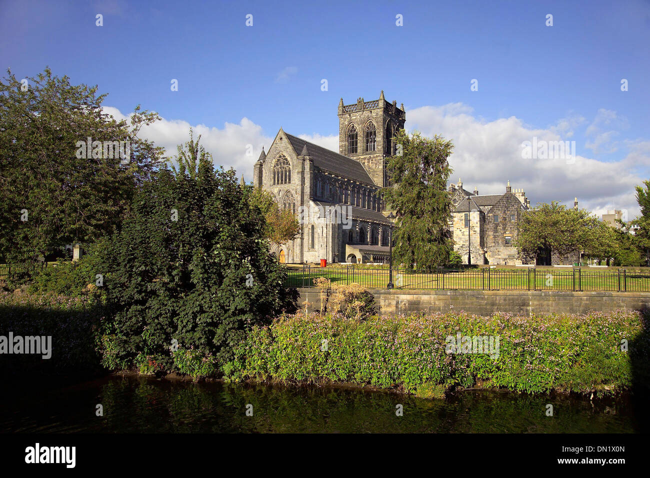 paisley abbey, church of scotland in renfrewshire and river Stock Photo ...