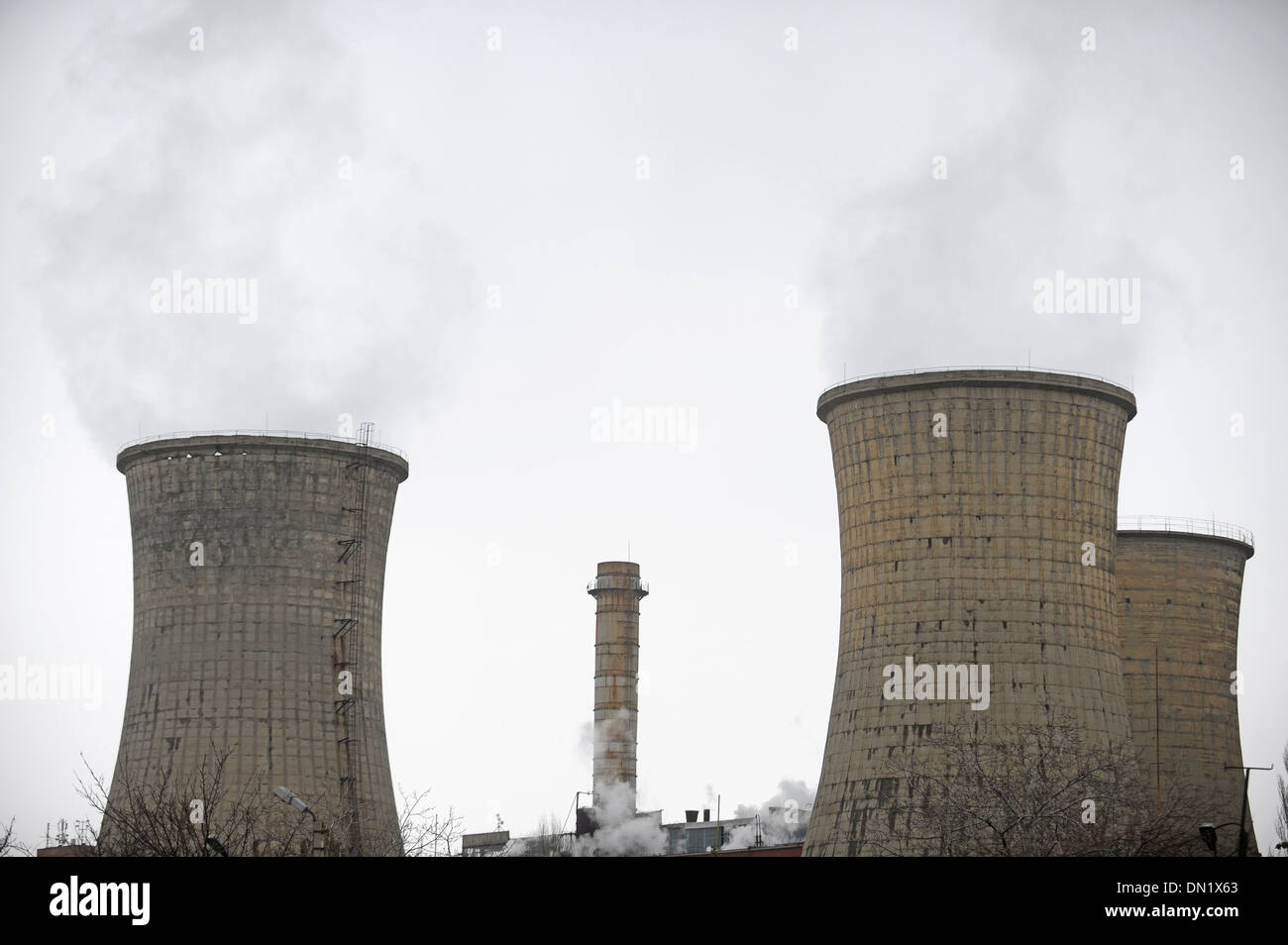 Thermoelectric plant with smoking cooling towers Stock Photo Alamy