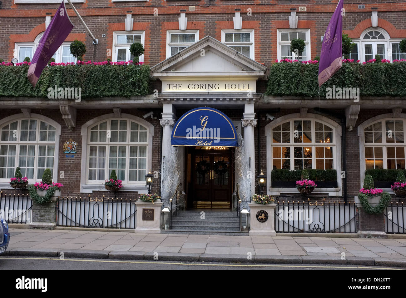 Hotel staff help guests as they arrive at the Goring Hotel where, News  Photo - Getty Images