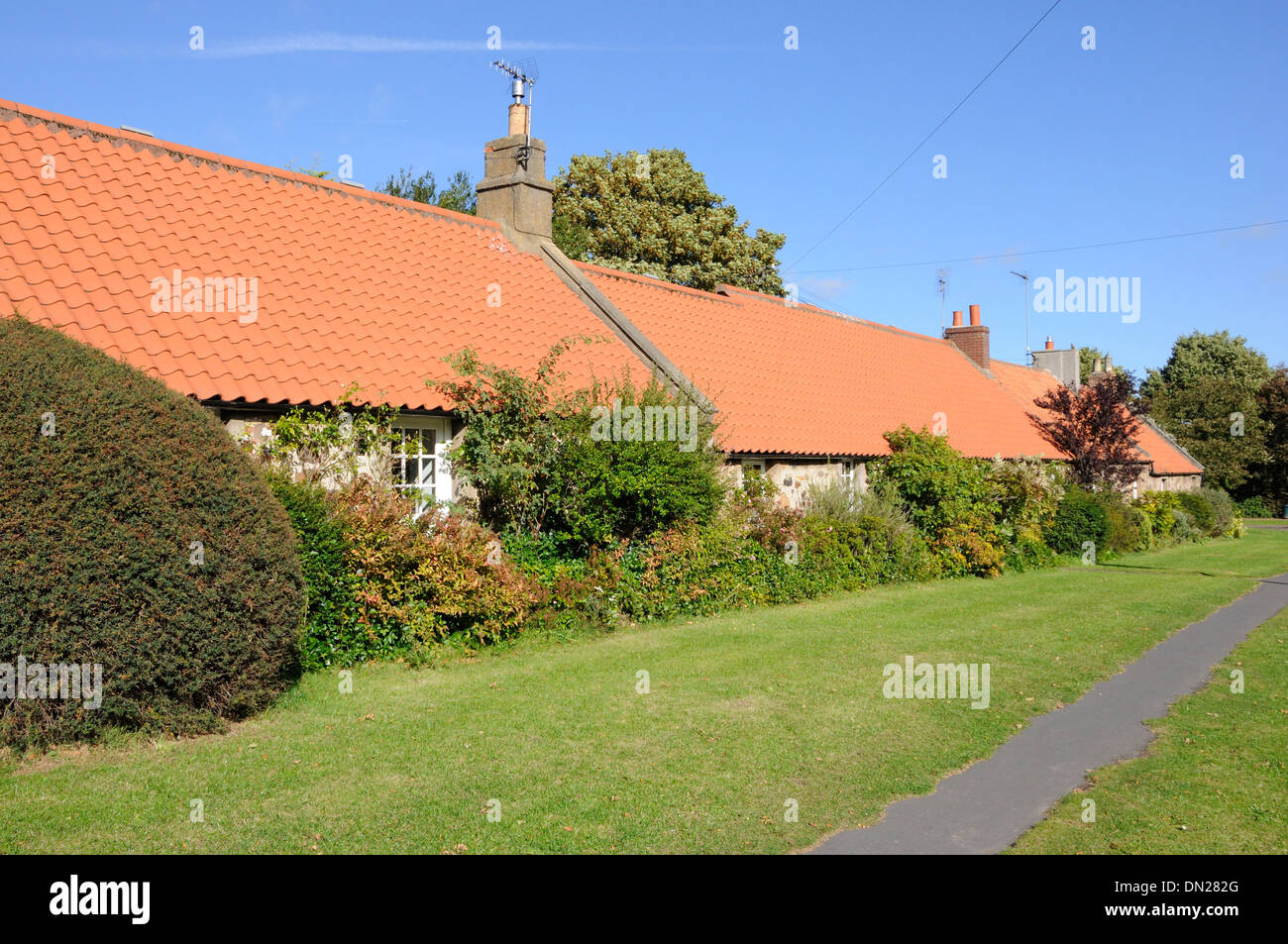 One storey cottages hi-res stock photography and images - Alamy